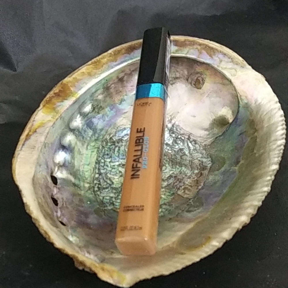 L'Oreal Infallible Pro Glow Concealer Shade 08 Color Cocoa